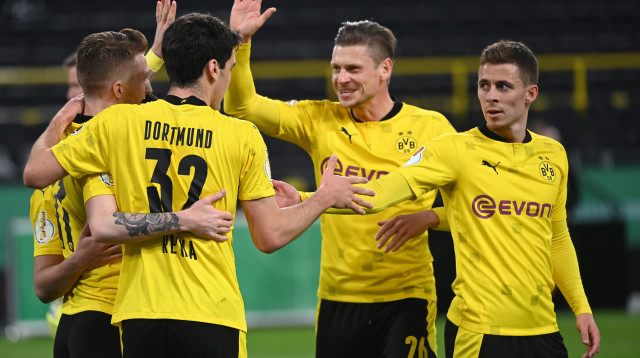 שחקני דורטמונד חוגגים (צילום: INA FASSBENDER/POOL/AFP via Getty Images)