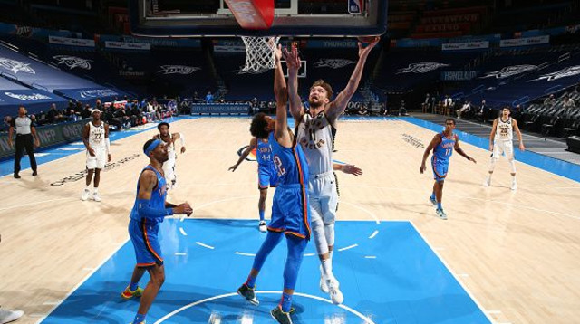 דומנטאס סאבוניס (צילום: Zach Beeker/NBAE via Getty Images)