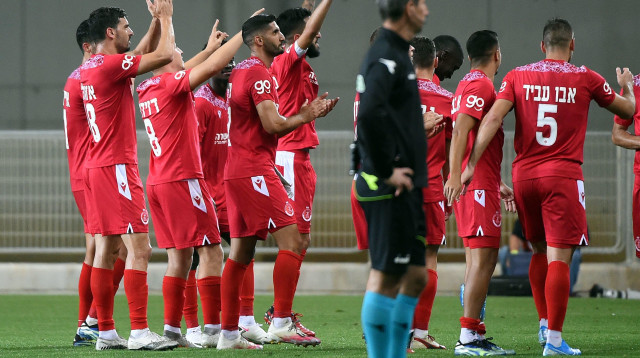 שחקני הפועל תל אביב חוגגים (צילום: ברני ארדוב)