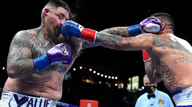 כריס אראולה מכה את אנדי רואיז (צילום: Harry How/Getty Images)