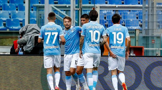 צ'ירו אימובילה חוגג עם שחקני לאציו (צילום: Matteo Ciambelli/DeFodi Images via Getty Images)