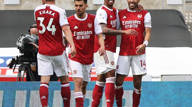 שחקני ארסנל חוגגים עם פייר-אמריק אובמיאנג (צילום: Molly Darlington - Pool/Getty Images)