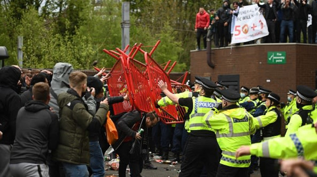 עימות בין אוהדי יונייטד לכוחות המשטרה (צילום: OLI SCARFF/AFP via Getty Images)