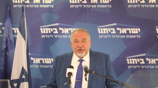 אביגדור ליברמן בישיבת סיעת ישראל ביתנו (צילום: מרק ישראל סלם)