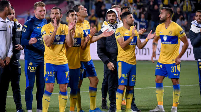 שחקני מכבי תל אביב (צילום: אריאל שלום)