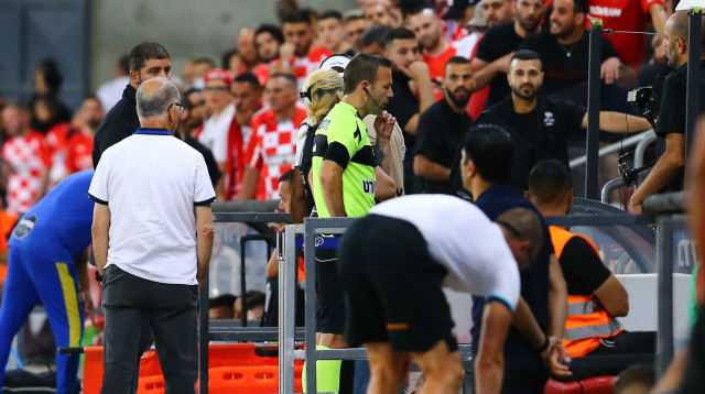 אוראל גרינפלד מסתכל ב-VAR (צילום: לירון מולדובן)