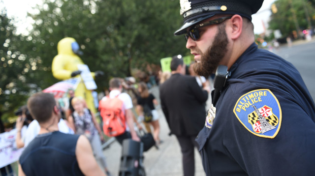 שוטר בבולטימור (צילום: gettyimages/Eric Baradat)