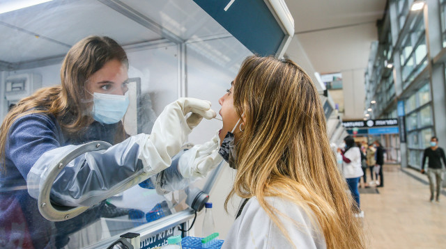 בדיקת קורונה בנתב"ג (צילום: יוסי אלוני, פלאש 90)