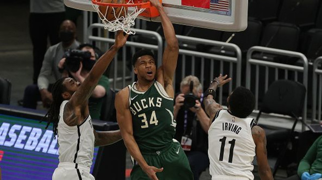 יאניס אנטטוקומפו (צילום: Stacy Revere/Getty Images)