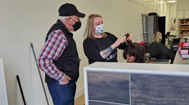 בן ה-80 לומד עיצוב שיער (צילום: רשתות חברתיות)