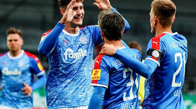 שחקני הולשטיין קיל חוגגים (צילום: Axel Heimken/picture alliance via Getty Images)