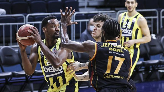 אמיל ג'פרסון שומר על דיישון פייר (צילום: Serhat Cagdas/Anadolu Agency via Getty Images)