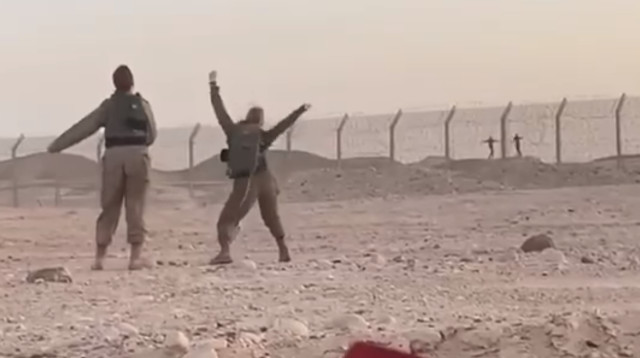 חיילות ישראליות רוקדות מול חיילים מצריים (צילום: רשתות חברתיות)