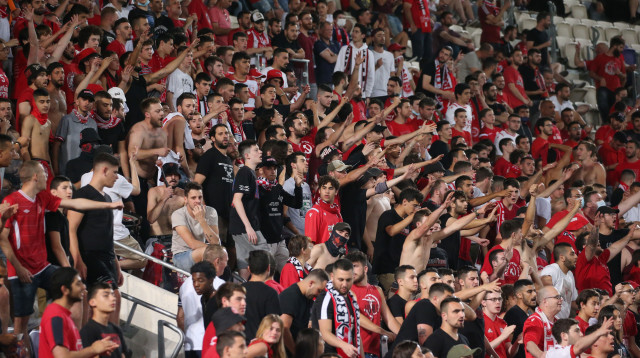 אוהדי הפועל תל אביב (צילום: אודי ציטיאט)