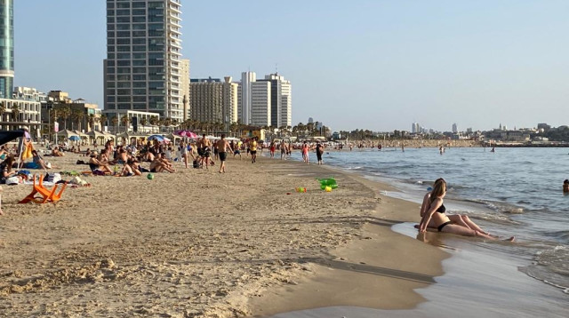 חם בחוף הים של תל אביב (צילום: אבשלום ששוני)