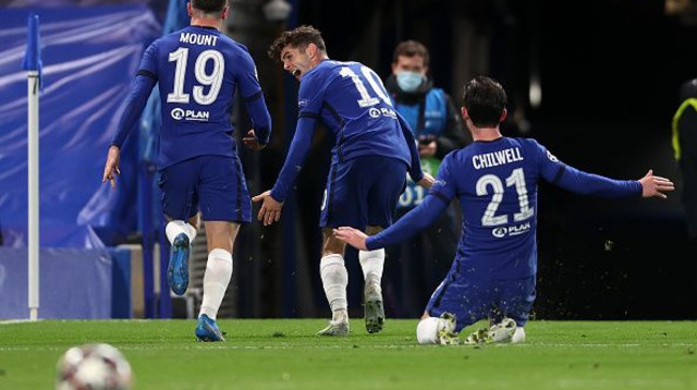 מייסון מאונט חוגג עם שחקני צ'לסי (צילום: Clive Rose/Getty Images)