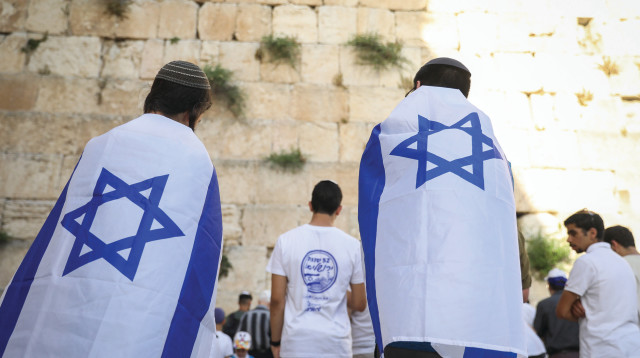 מתפללים בכותל עטופים דגלי ישראל (צילום: נעם ריבקין פנטון, פלאש 90)