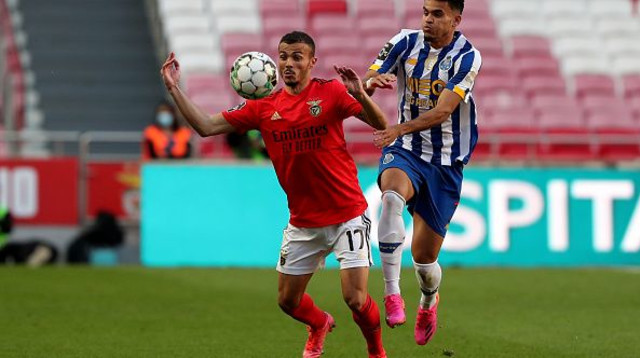 לואיס דיאס מול דיוגו גונסאלבש (צילום: Pedro Fiúza/NurPhoto via Getty Images)