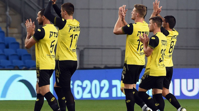 שחקני מכבי נתניה (צילום: ברני ארדוב‎)