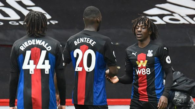 שחקני קריסטל פאלאס חוגגים (צילום: PETER POWELL/POOL/AFP via Getty Images)