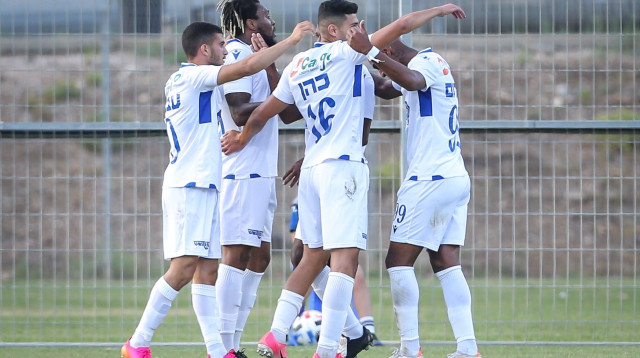 שחקני מכבי פתח תקווה (צילום: מאור אלקסלסי)