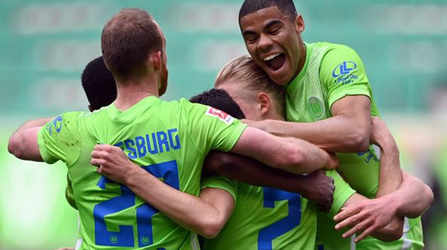 שחקני וולפסבורג חוגגים (צילום: Swen Pförtner/picture alliance via Getty Images)