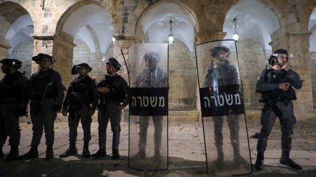 כוחות משטרה נערכים למהומות בהר הבית (צילום: REUTERS/Ammar Awad)
