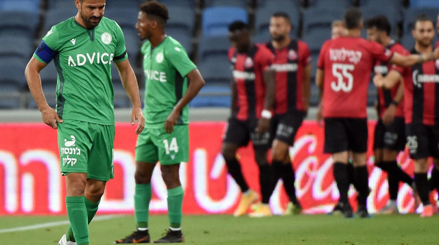 שחקני הפועל חיפה חוגגים, אכזבה בהפועל כפר סבא (צילום: ברני ארדוב)