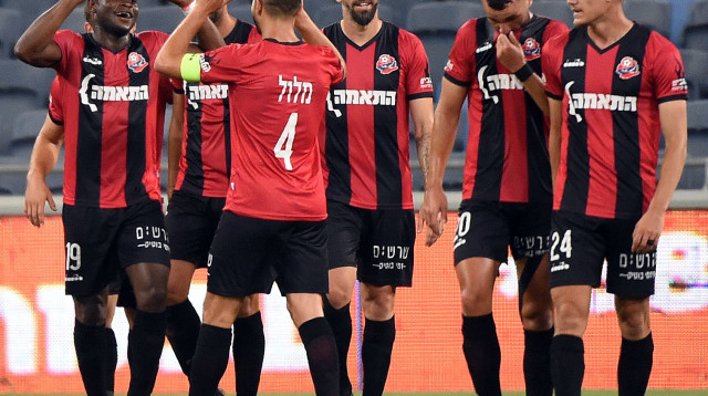 שחקני הפועל חיפה (צילום: ברני ארדוב)
