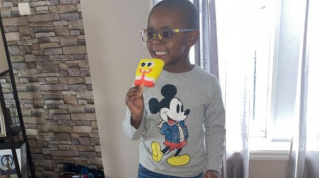 נוח בן הארבע נהנה מארטיק בובספוג (צילום: GoFundMe)