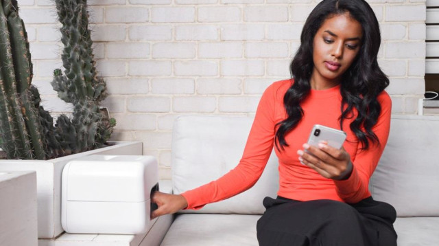 מריחת לק באמצעות הרובוט האוטונומי (צילום: Nimble)