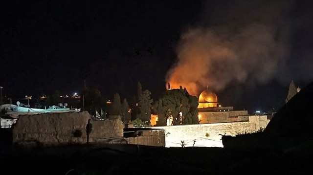 שריפה ליד הר הבית (צילום: CLAIRE GOUNON/AFP via Getty Images)