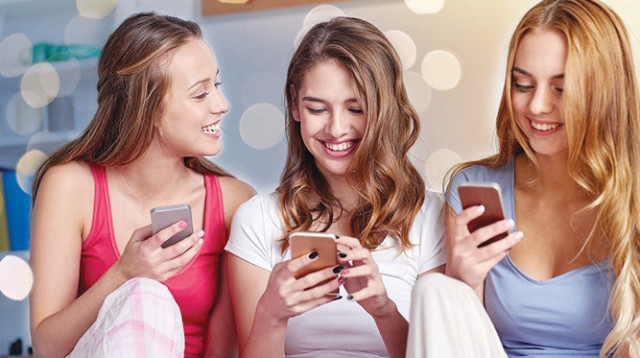 בנות נוער עם אייפונים (צילום: אינגאימג)