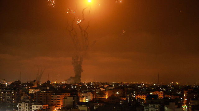שיגור רקטות לעבר עוטף עזה (צילום: רויטרס)
