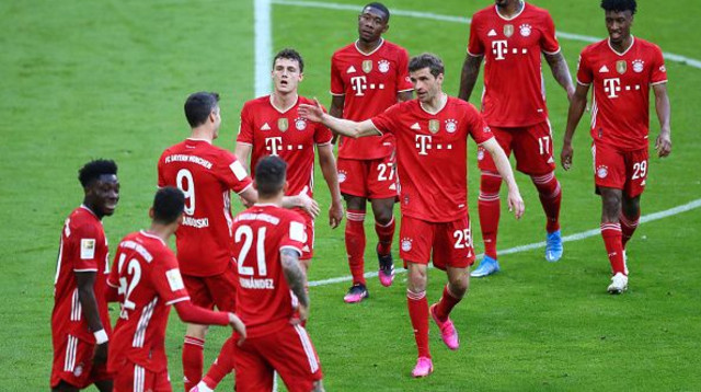 רוברט לבנדובסקי, שחקני באיירן מינכן (צילום: MATTHIAS SCHRADER/POOL/AFP via Getty Images)