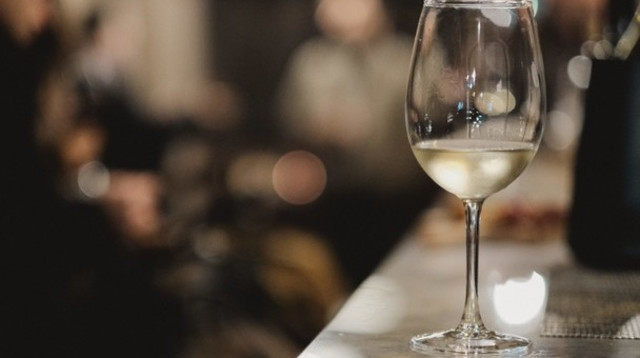 לבנים ונהנים. המלצות יין לבן  (צילום: FREEPIK)