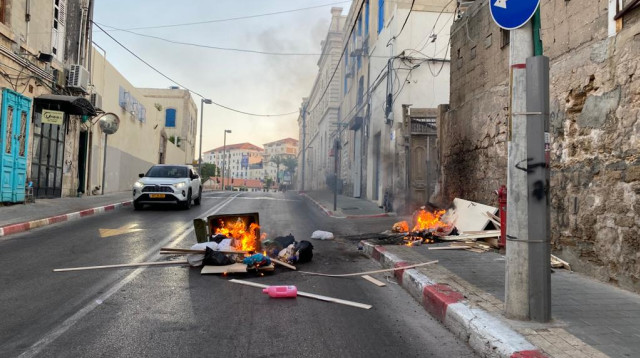 כביש בוער ביפו (צילום: אבשלום ששוני)