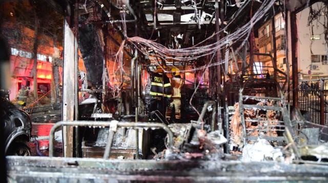 האוטבוס המפוצץ בחולון (צילום: אבשלום ששוני)