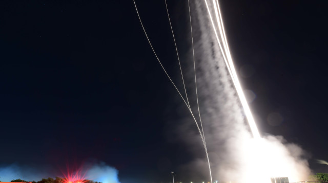 מטח הרקטות שנורה לעבר תל אביב וגוש דן (צילום: תומר נויברג, פלאש 90)