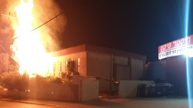 שריפה בעיר לוד (צילום: אנשי הדממה)