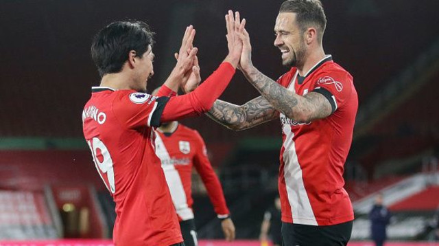 דני אינגס חוגג עם טאקומי מינאמינו (צילום: Robin Jones/Getty Images)