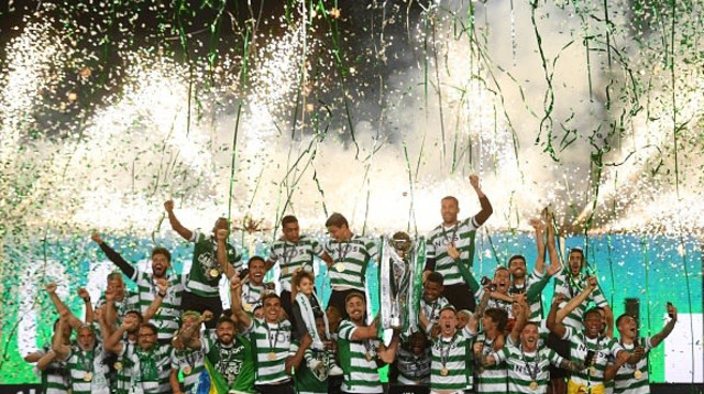 שחקני ספורטינג חוגגים אליפות (צילום: PATRICIA DE MELO MOREIRA/AFP via Getty Images)