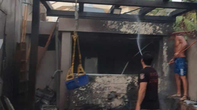 בית באשקלון שנפגע מרקטה (צילום: דוברות עיריית אשקלון)