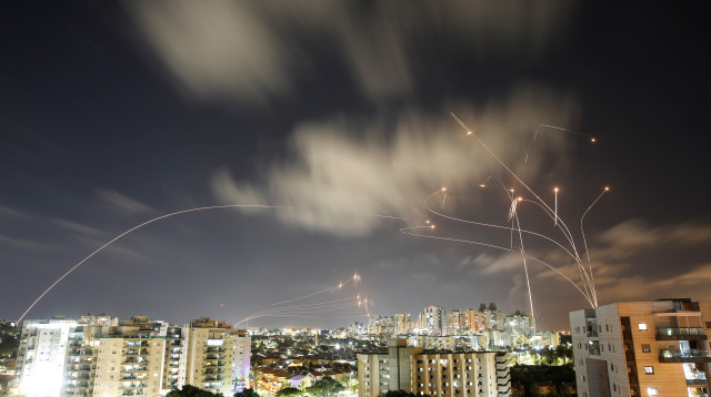 יירוטים של כיפת ברזל (צילום: REUTERS/Amir Cohen)