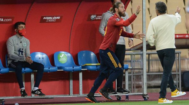 סרחיו ראמוס, לואיס אנריקה (צילום: CRISTINA QUICLER/AFP via Getty Images)