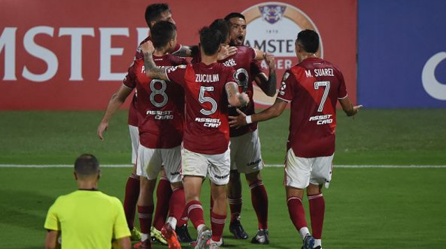 שחקני ריבר חוגגים (צילום: DANIEL MUNOZ/POOL/AFP via Getty Images)