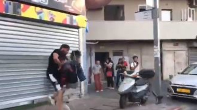 צלם "כאן", רולן נוביצקי, מותקף ביפו (צילום: יונתן המפל)