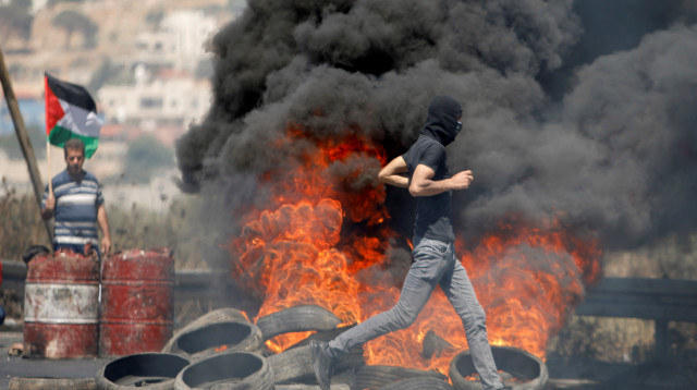 פלסטינים בהפרות סדר ביהודה ושומרון (צילום: REUTERS/Raneen Sawafta)