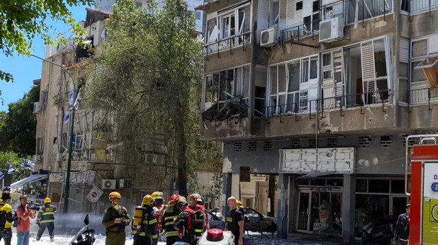 פגיעה ישירה ברמת גן (צילום: אבשלום ששוני)