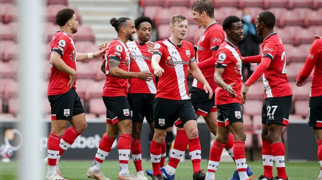 שחקני סאות'המפטון חוגגים (צילום: Robin Jones/Getty Images)
